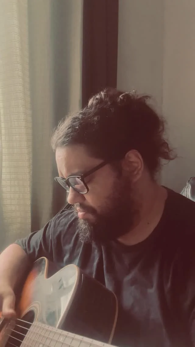 Aproveitando um raro momento em que a casa e a rua apresentam níveis aceitáveis de ruído (faz tempo que o silêncio não dá a cara por estas bandas) para jogar umas notas fora, descobrir se São Pedro pretende jogar água no meu chopp e fazer prova de vida, tudo ao mesmo tempo, no tempo do meu tempo.

#marcio silva #pitangueirassessions #acustico #acustic #noodling #blues #groove #takamine #takamineguitars #gianninistrings #akgmicrophones #homestudio